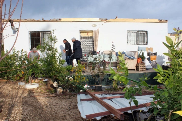 Mersin’de Şiddetli Fırtına Evin Çatısını Uçurdu