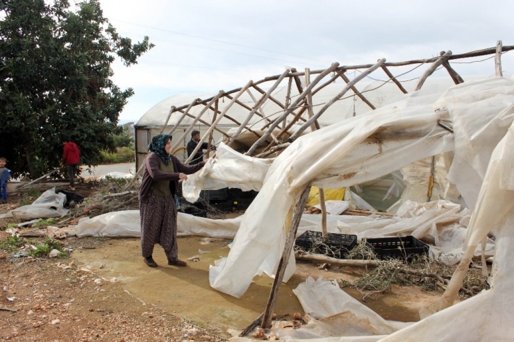 Şiddetli Fırtına Seralarda 3 Milyon 555 Bin Lira Hasara Yol Açtı