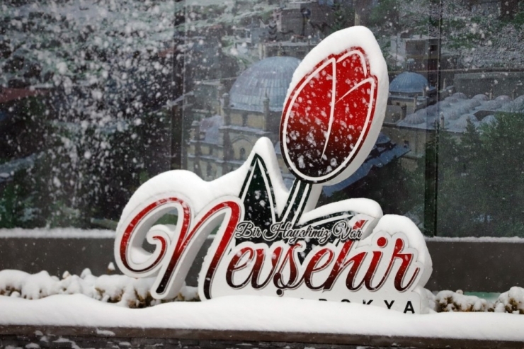 Belediye Ekipleri Karla Mücadele Çalışmalarını Sürdürüyor