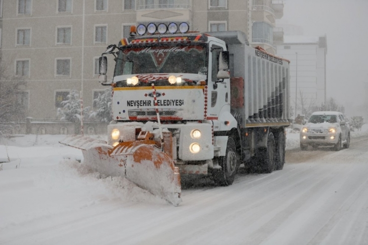 Belediye Ekipleri Karla Mücadele Çalışmalarını Sürdürüyor