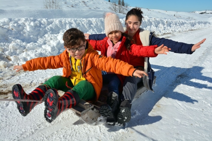Kar Çocuk Ve Yetişkinlerin Eğlence Kaynağı Oldu