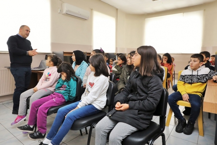 Öğrencilerden Motivasyon Seminerine Yoğun İlgi