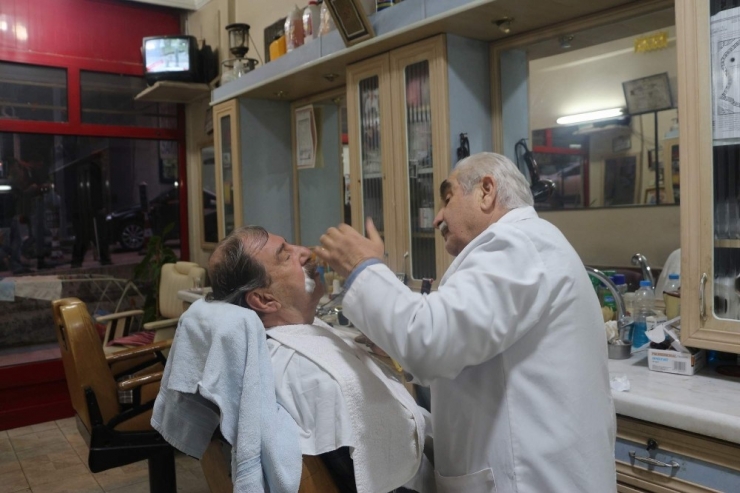 Siirtli Berber Müşterilerini 150 Yıllık Aletlerle Tıraş Ediyor
