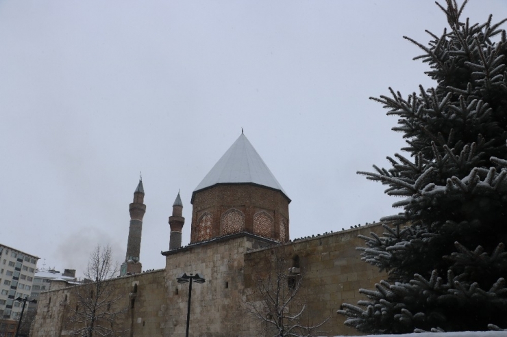 Sivas Beyaza Büründü, 662 Köy Yolu Ulaşıma Kapandı