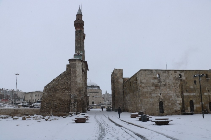 Sivas Beyaza Büründü, 662 Köy Yolu Ulaşıma Kapandı