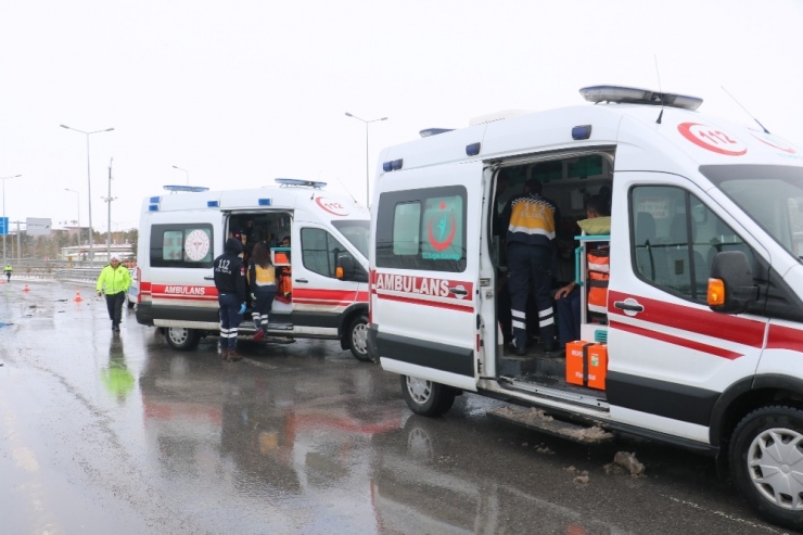 Hafif Ticari Araç Bariyerlere Çarptı: 4 Yaralı