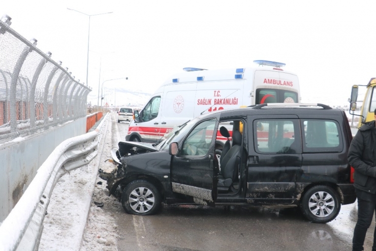 Hafif Ticari Araç Bariyerlere Çarptı: 4 Yaralı