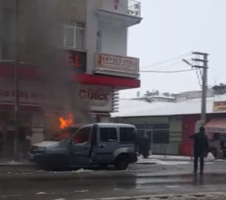 Park Halindeki Hafif Ticari Araç Alev Alev Yandı