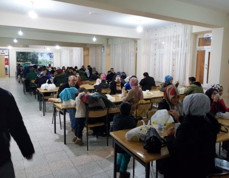 Gürün’de Karda Mahsur Kalan 200 Kişi İlçede Misafir Ediliyor