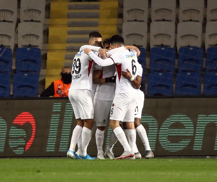 Süper Lig: Medipol Başakşehir: 1 - Gençlerbirliği: 1 (İlk Yarı)