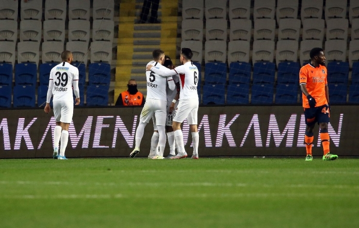 Süper Lig: Medipol Başakşehir: 1 - Gençlerbirliği: 1 (İlk Yarı)