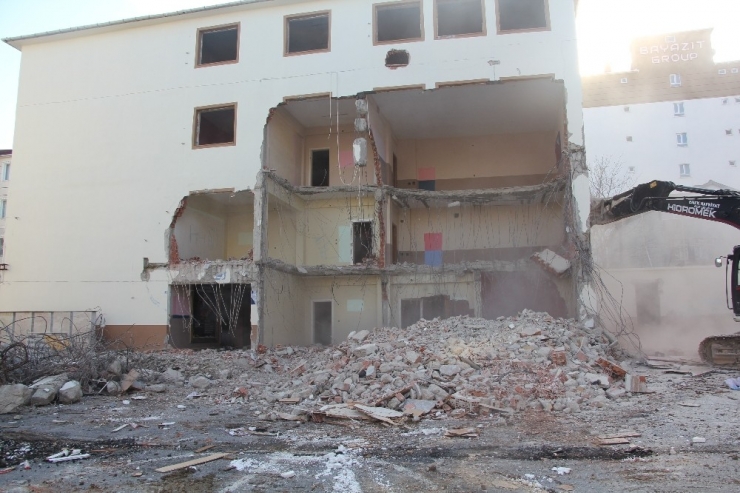 Depreme Dayanıksız Olduğu Tespit Edilen Okulun Yıkımına Başlandı