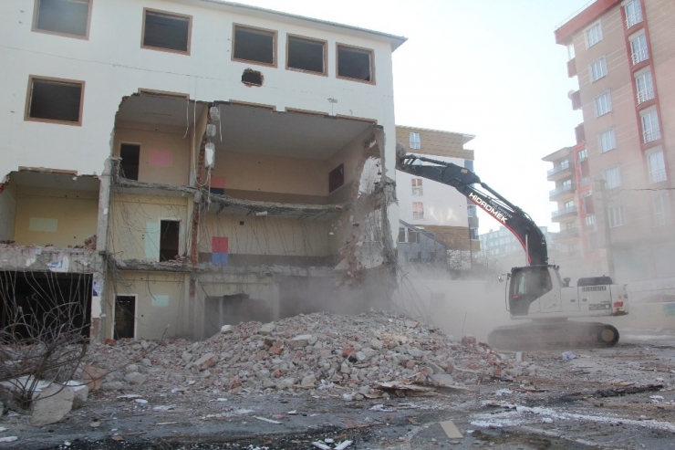 Depreme Dayanıksız Olduğu Tespit Edilen Okulun Yıkımına Başlandı
