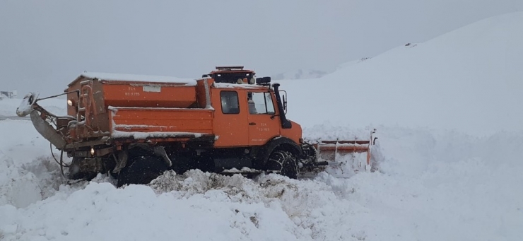 Tunceli’de Yoğun Kar Yağışı, Kapalı Köy Yolu 200’e Ulaştı