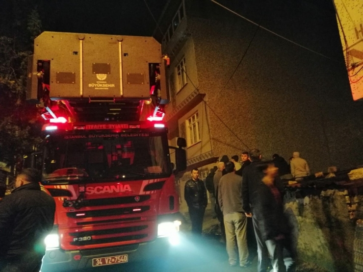 Gecekondunun Çatısında Yangın Çıktı, 3 Kişi Mahsur Kaldı