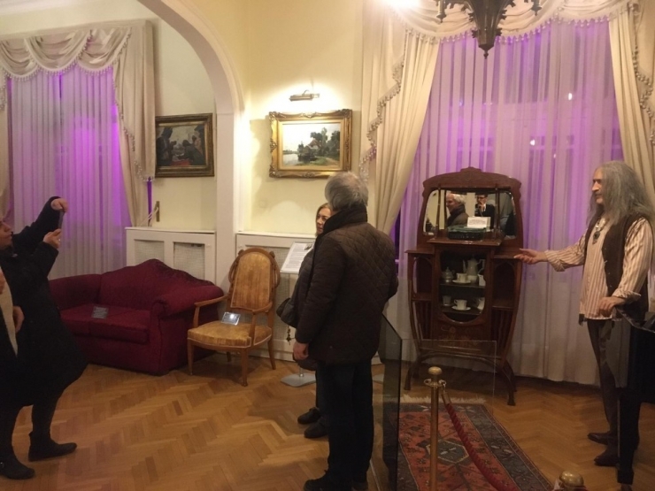 Barış Manço’nun Ölüm Yıl Dönümünde Moda’daki Evine Ziyaretçi Akını