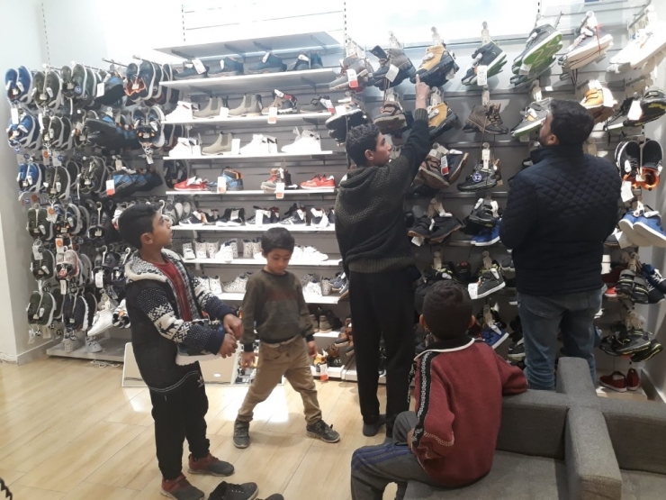 Vali Misafir Olduğu Çocuğun Evinde Ailenin Tüm İhtiyaçlarını Karşıladı