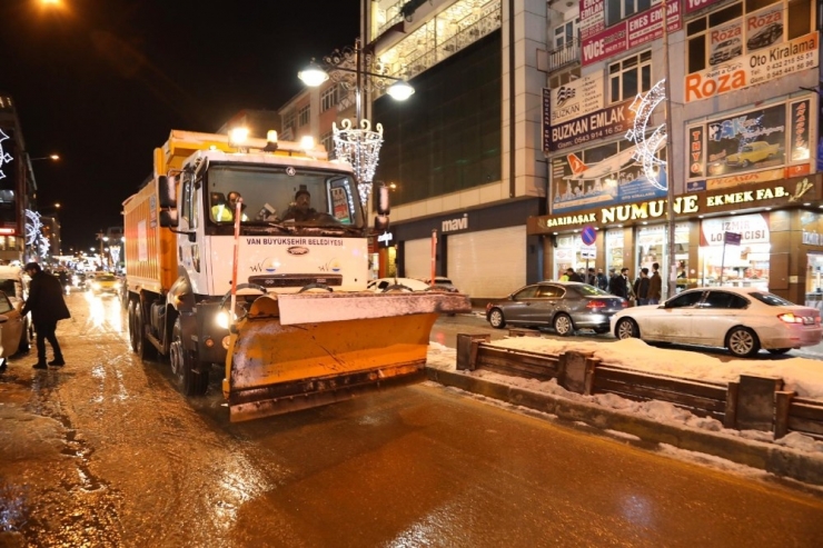 Van Büyükşehir Belediyesi Kar Yağışıyla Birlikte Çalışmalarına Başladı