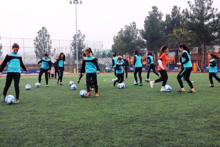 Şanlıurfalı Kızlar Sahaya İndi