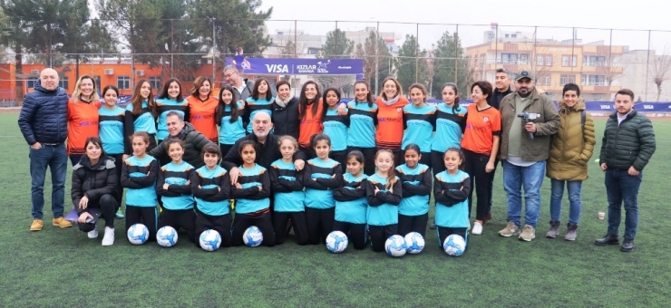 Şanlıurfalı Kızlar Sahaya İndi