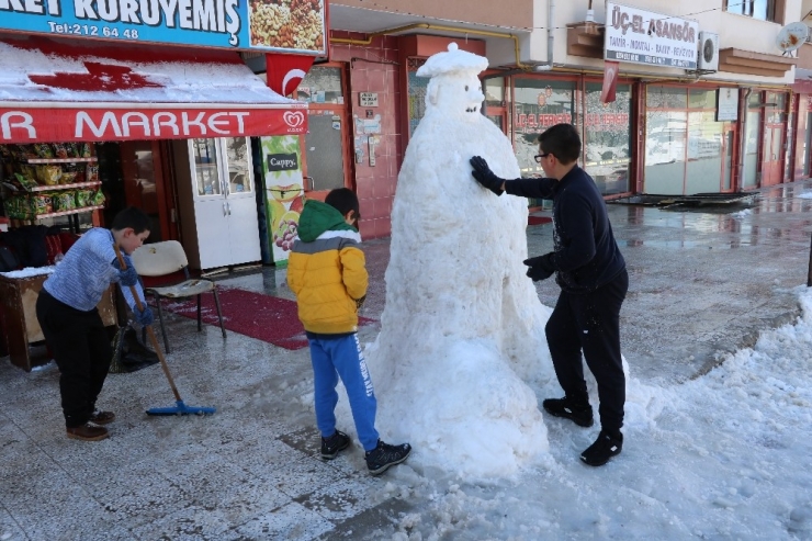 Çocuklar İki Metre Boyunda Kardan Adam Yaptı
