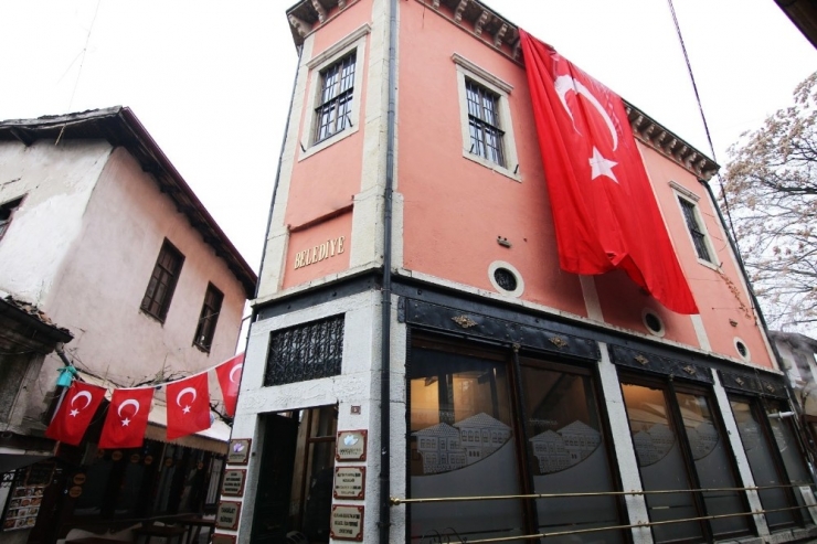 Yunan Vekile Bayraklı Tepki