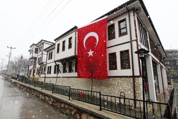 Yunan Vekile Bayraklı Tepki