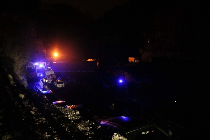 Maden Ocağına Göçük; 2 İşçi Mahsur Kaldı