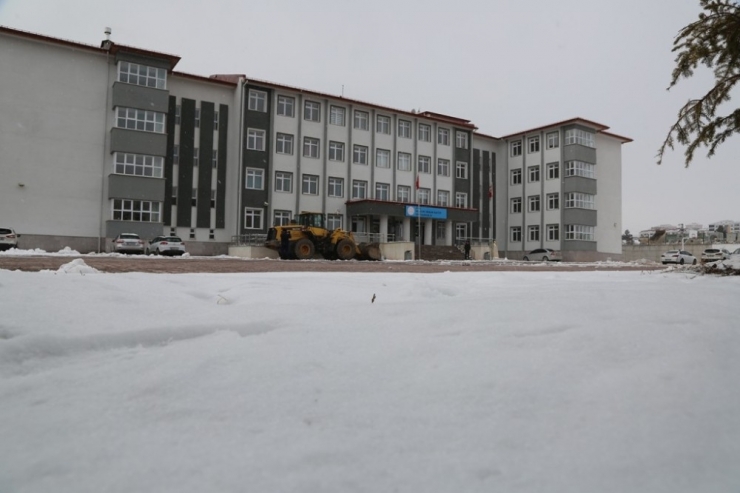 Okul Bahçelerinde Kar Temizliği