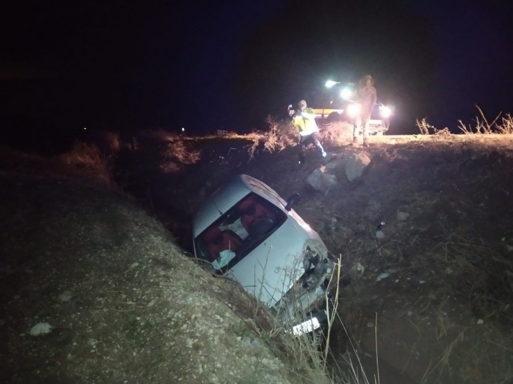 Otomobil Şarampole Devrildi: 4 Yaralı