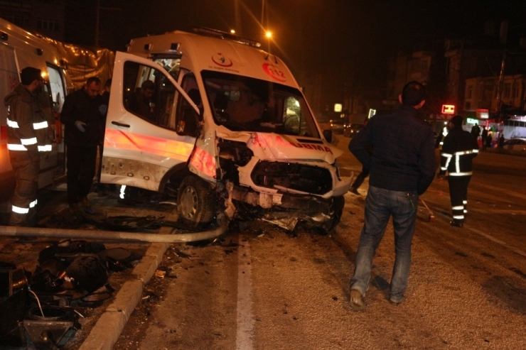 Ambulansın Da Karıştığı Kazada 5 Kişi Yaralandı