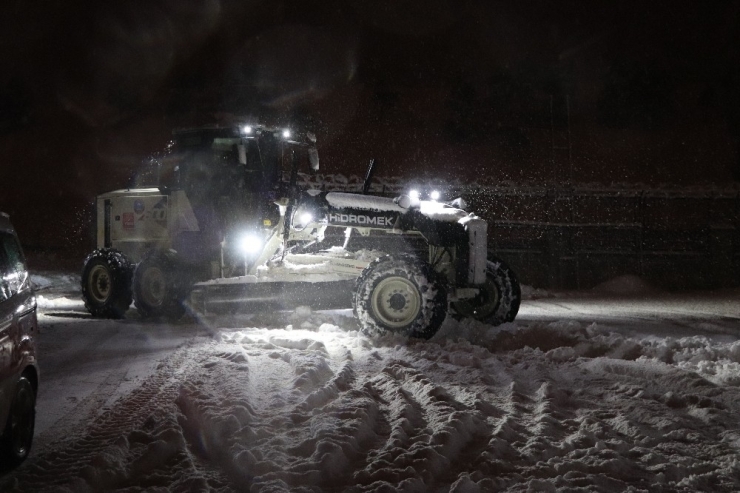Ağrı’da Belediye Ekipleri Kar Mesaisini Sürdürüyor