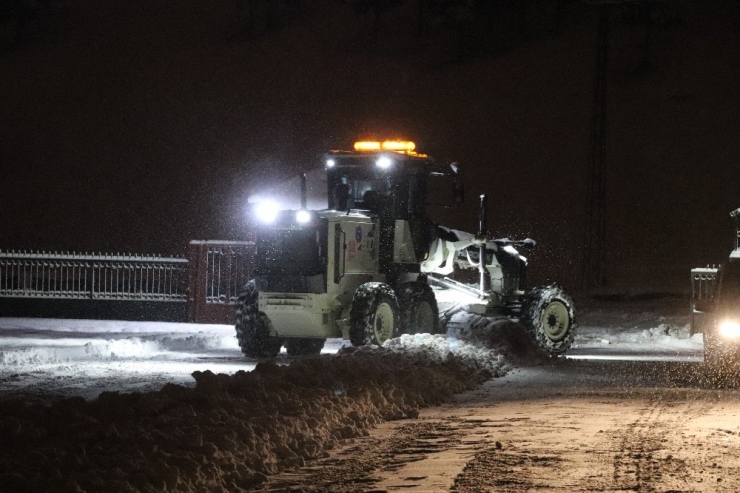 Ağrı’da Belediye Ekipleri Kar Mesaisini Sürdürüyor