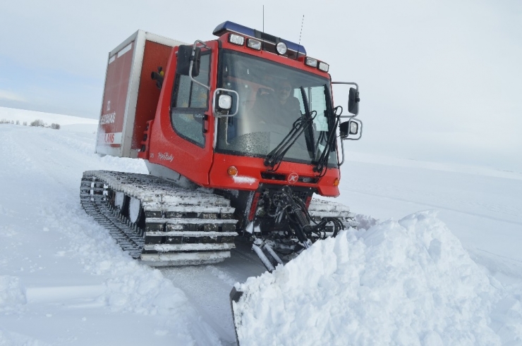 Ağrı’da Kar Köy Yollarını Kapadı, Hastalar İçin 112 Seferber Oldu