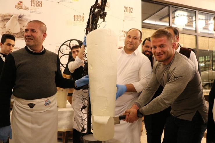 Başpehlivan Balaban, Maraş Dondurması Kesti