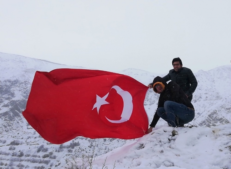Dalgalandırdıkları Türk Bayrağı İle Yunan Vekil Lagos’u Kınadılar