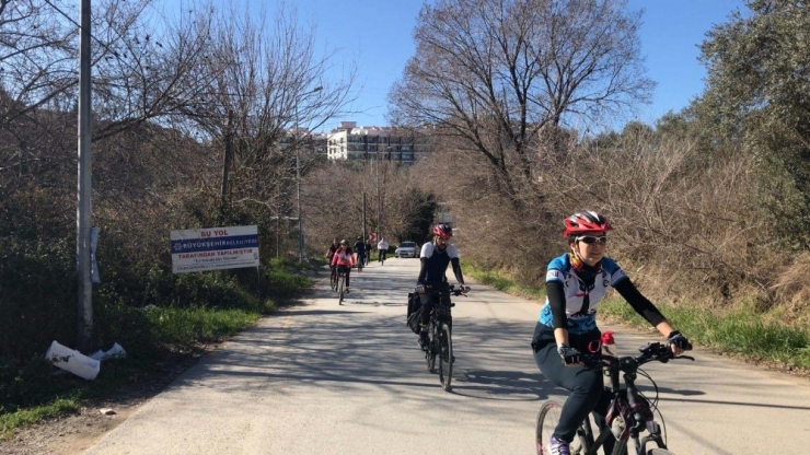 Kuşadalı Bisikletçiler, Bu Defa Barınaktaki Hayvanlar İçin Pedal Çevirdi