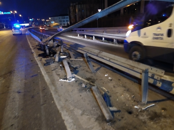 Kontrolden Çıkan Otomobil Bariyerlere Saplandı: 1 Yaralı