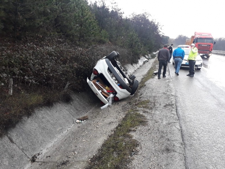 Kontrolden Çıkan Otomobil Su Kanalına Düştü
