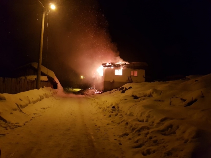 İnegöl’de Ev Ve Samanlık Kül Oldu