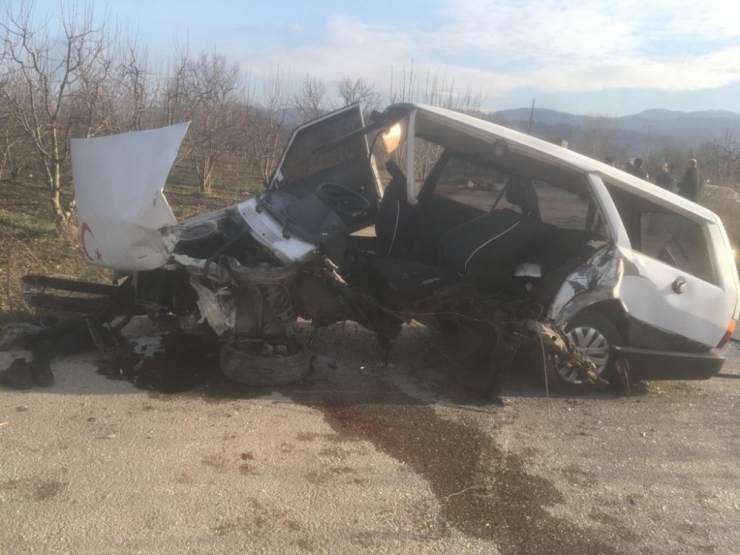 İki Otomobil Kafa Kafaya Çarpıştı: 1’i Ağır 4 Yaralı