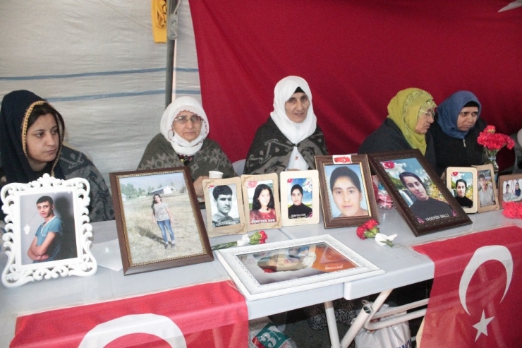 Hdp Önündeki Ailelerin Evlat Nöbeti 152’inci Gününde