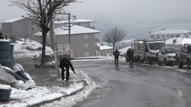 Kulp İlçesi Kara Teslim Oldu