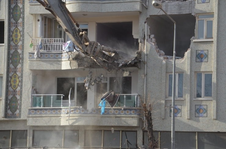 Malatya’da Hasarlı Binalar Yıkılıyor