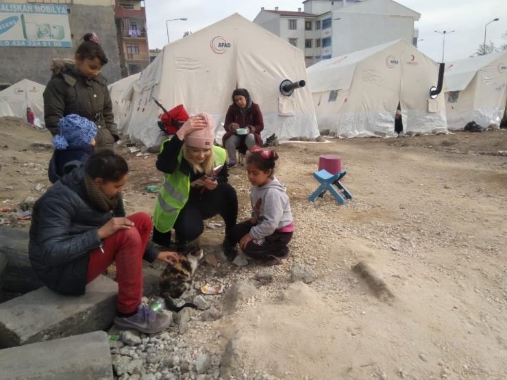 Gönüllüler, Deprem Bölgesinde Destek Veriyor