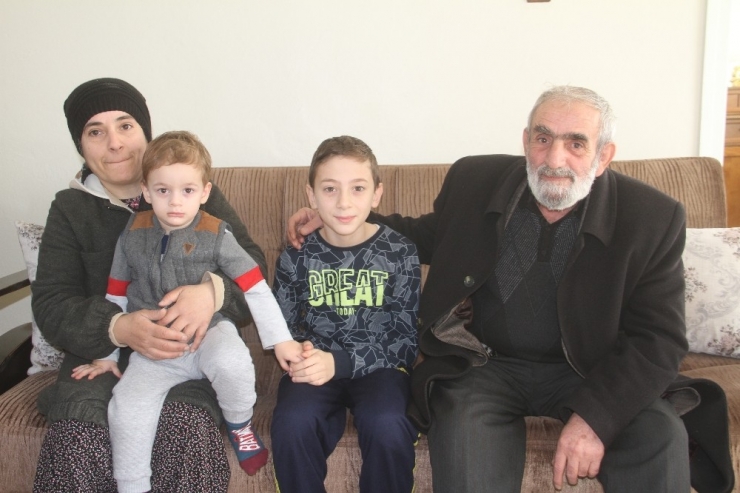 75 Yaşındaki Mehmet Dede, Evini Depremzede Aileye Ücretsiz Verdi