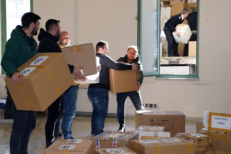 Çorlu’da Toplanan Yardım Malzemeleri Deprem Bölgesine Gönderildi