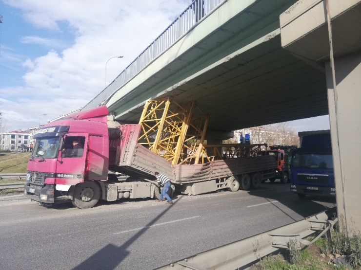 Tem Bağlantı Yolunda Tır Üst Geçide Takıldı