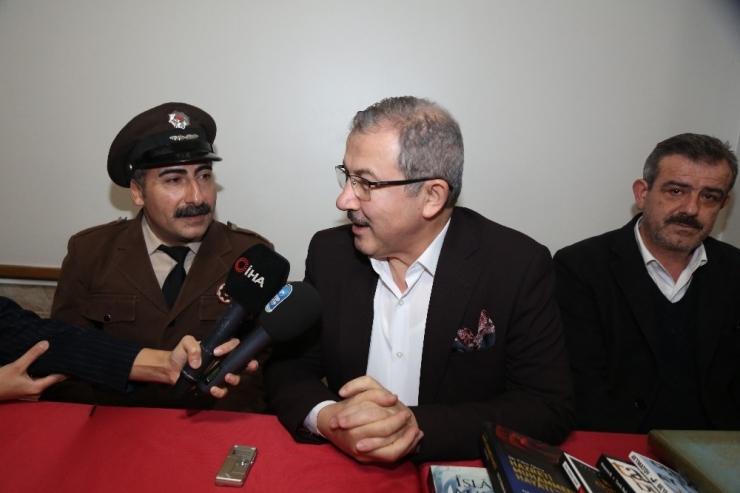 Eyüpsultan’da Kahvehanelerde Kütüphaneler Kurulmaya Devam Ediyor