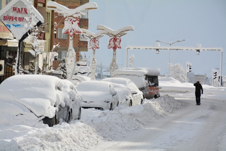 Vali Akbıyık; “Türkiye’de En Çok Kar Hakkari’ye Yağdı”